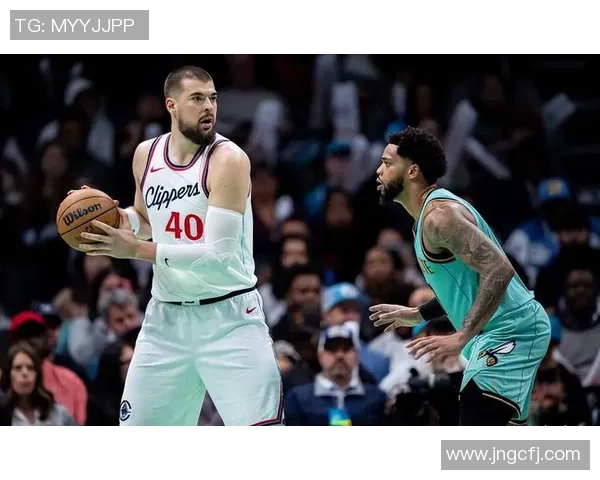 快船队困境解析:祖巴茨内线进攻效率提升难掩外线火力不稳与整体防守体系漏洞 快船队困境解析:祖巴茨内线进攻效率提升难掩外线火力不稳与整体防守体系漏洞